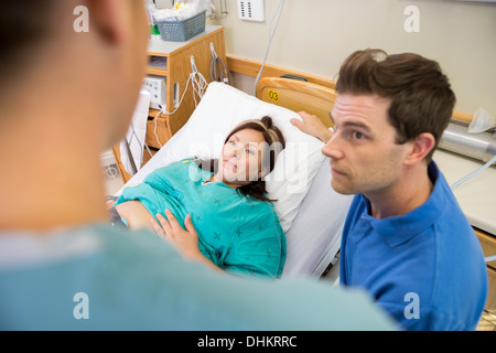 Schwangere Frau und Mann sucht auf Krankenschwester im Krankenhaus Stockfoto