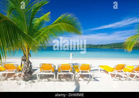 Leere Strandkörbe sitzen am tropischen Strand warten auf Kreuzfahrtschiff Passagiere. Mahogany Bay, Roatan Stockfoto