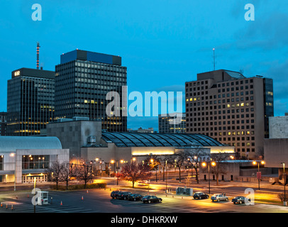 Ansicht der Stadt Syrakus, New York, nach Nordwesten, vor Sonnenaufgang Stockfoto