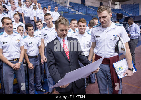 US-Senator Rand Paul spricht Kadetten nach seiner Rede auf der Zitadelle 12. November 2013 in Charleston, South Carolina. Paulus sagte Kadetten, dass Hillary Clinton vom laufen für Präsidenten wegen der Affäre Benghazi disqualifiziert werden sollte. Stockfoto