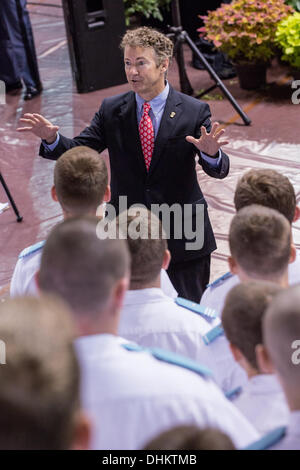 US-Senator Rand Paul spricht Kadetten nach seiner Rede auf der Zitadelle 12. November 2013 in Charleston, South Carolina. Paulus sagte Kadetten, dass Hillary Clinton vom laufen für Präsidenten wegen der Affäre Benghazi disqualifiziert werden sollte. Stockfoto