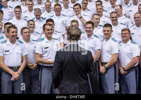 US-Senator Rand Paul spricht Kadetten nach seiner Rede auf der Zitadelle 12. November 2013 in Charleston, South Carolina. Paulus sagte Kadetten, dass Hillary Clinton vom laufen für Präsidenten wegen der Affäre Benghazi disqualifiziert werden sollte. Stockfoto