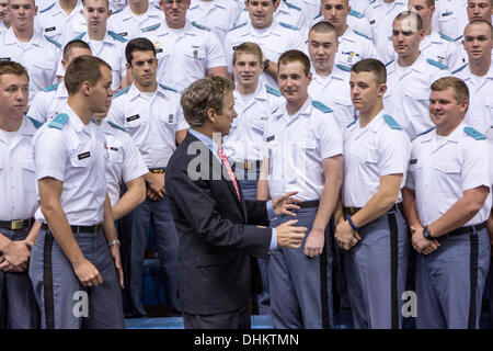 US-Senator Rand Paul spricht Kadetten nach seiner Rede auf der Zitadelle 12. November 2013 in Charleston, South Carolina. Paulus sagte Kadetten, dass Hillary Clinton vom laufen für Präsidenten wegen der Affäre Benghazi disqualifiziert werden sollte. Stockfoto