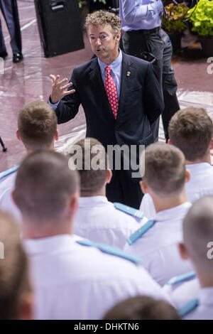 US-Senator Rand Paul spricht Kadetten nach seiner Rede auf der Zitadelle 12. November 2013 in Charleston, South Carolina. Paulus sagte Kadetten, dass Hillary Clinton vom laufen für Präsidenten wegen der Affäre Benghazi disqualifiziert werden sollte. Stockfoto