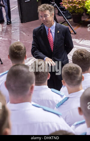 US-Senator Rand Paul spricht Kadetten nach seiner Rede auf der Zitadelle 12. November 2013 in Charleston, South Carolina. Paulus sagte Kadetten, dass Hillary Clinton vom laufen für Präsidenten wegen der Affäre Benghazi disqualifiziert werden sollte. Stockfoto