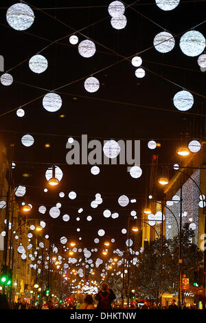 London, UK. 12. November 2013. Oxford Street Weihnachtsbeleuchtung und Weihnachten Dekorationen, London, England-Credit: Paul Brown/Alamy Live-Nachrichten Stockfoto