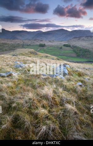 Nachdem die Sonne über Derwent Fells festgelegt hatte, leuchtet rosa Wolken am Himmel über Watendlath Fells, Cumbria, schafft eine ätherische Licht Stockfoto