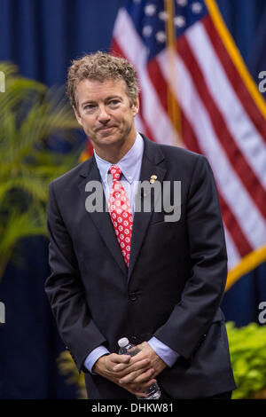 US-Senator Rand Paul auf der Zitadelle 12. November 2013 in Charleston, South Carolina. Paulus sagte Kadetten, dass Hillary Clinton vom laufen für Präsidenten wegen der Affäre Benghazi disqualifiziert werden sollte. Stockfoto