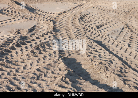 Reifenspuren im Sand auf Baustelle Stockfoto