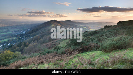 Panorama Blick nach Süden über den Malvern Hills aus Summer Hill bei Sonnenuntergang. Stockfoto