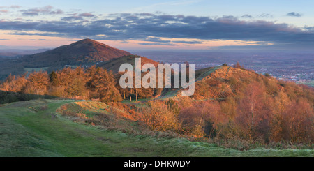 Ein Panorama-Foto genommen bei Sonnenaufgang von Pinnacle Hill, Malvern Hills, Blick nach Norden in Richtung Jubilee Hill, Ausdauer Hill Stockfoto