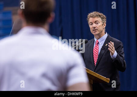 US Senator Rand Paul nimmt Fragen aus dem Kadettenkorps auf der Zitadelle 12. November 2013 in Charleston, South Carolina. Paulus sagte Kadetten, dass Hillary Clinton vom laufen für Präsidenten wegen der Affäre Benghazi disqualifiziert werden sollte. Stockfoto