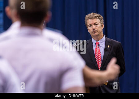 US Senator Rand Paul nimmt Fragen aus dem Kadettenkorps auf der Zitadelle 12. November 2013 in Charleston, South Carolina. Paulus sagte Kadetten, dass Hillary Clinton vom laufen für Präsidenten wegen der Affäre Benghazi disqualifiziert werden sollte. Stockfoto
