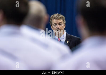 US Senator Rand Paul nimmt Fragen aus dem Kadettenkorps auf der Zitadelle 12. November 2013 in Charleston, South Carolina. Paulus sagte Kadetten, dass Hillary Clinton vom laufen für Präsidenten wegen der Affäre Benghazi disqualifiziert werden sollte. Stockfoto