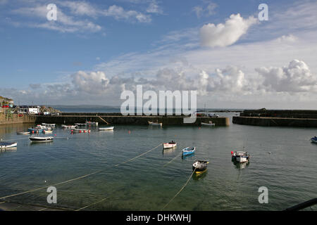 Mousehole, UK, 12. November 2013, des Hafens gebadet im Sonnenschein in Mousehol Credit: Keith Larby/Alamy Live News Stockfoto