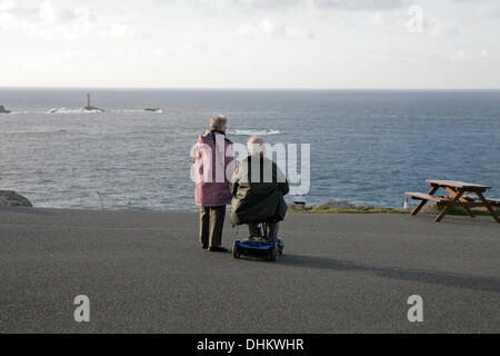 Lands End, UK, 12. November 2013, Lands End Besucher genießen die fantastische Aussicht unter einem blauen sk Credit: Keith Larby/Alamy Live News Stockfoto