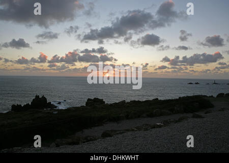 Lands End, UK, 12. November 2013, Sonnenuntergang am Land En Credit: Keith Larby/Alamy Live News Stockfoto