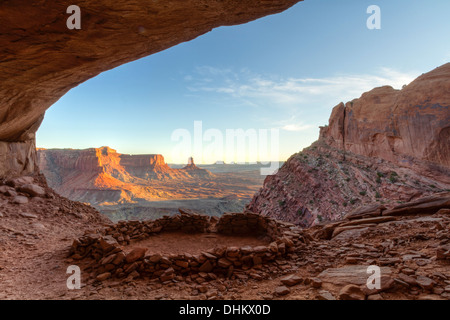 "False Kiva" Klasse 2 archäologische Stätte im Canyonlands National Park, mit Blick auf Candlestick Tower im Hintergrund Stockfoto