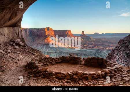 "False Kiva" Klasse 2 archäologische Stätte im Canyonlands National Park, mit Blick auf Candlestick Tower im Hintergrund Stockfoto