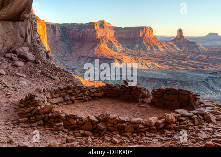 "False Kiva" Klasse 2 archäologische Stätte im Canyonlands National Park, mit Blick auf Candlestick Tower im Hintergrund Stockfoto