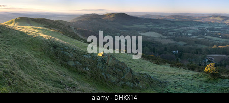 Ein Panorama-Foto genommen bei Sonnenaufgang von Pinnacle Hill, Malvern Hills, Blick nach Süden in Richtung Black Hill, britischen Lager Stockfoto