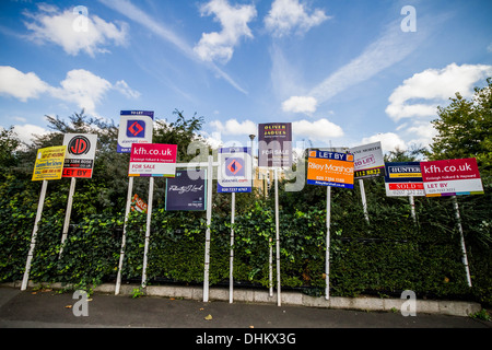 Immobilienmakler-boards Werbung, Verkauf oder Vermietung in Süd-Ost-London, UK zu sehen. Stockfoto