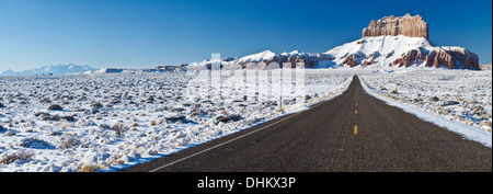 Winterpanorama einer Straße zu wilden Pferd Butte in der Nähe von Goblin Valley State Park, Utah Stockfoto