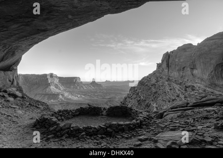 "False Kiva" Klasse 2 archäologische Stätte in Canyonlands National Park, mit Andlestick Turm im Hintergrund (schwarz und weiß) Stockfoto