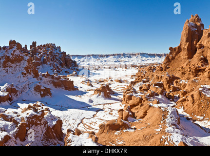 Panorama-Bild von einer verschneiten Schlucht der Hoodoos im Goblin Valley State Park, Utah Stockfoto