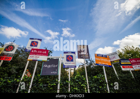 Immobilienmakler-boards Werbung, Verkauf oder Vermietung in Süd-Ost-London, UK zu sehen. Stockfoto