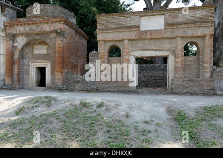 Blick von Gräbern auf Straße Via Delle Tombe, Porta Nocera, Pompeji-Italien. Stockfoto