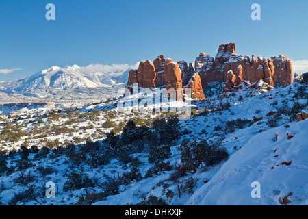 Eine schneebedeckte Hügel der roten Felsen Flossen auf dem primitiven Rundweg im Abschnitt Windows der Arches-Nationalpark in Utah Stockfoto