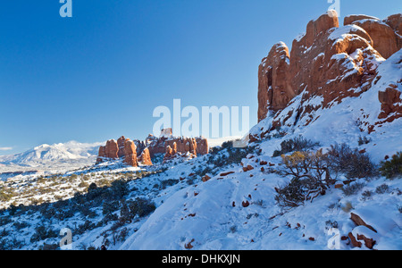 Eine schneebedeckte Hügel der roten Felsen Flossen auf dem primitiven Rundweg im Abschnitt Windows der Arches-Nationalpark in Utah Stockfoto