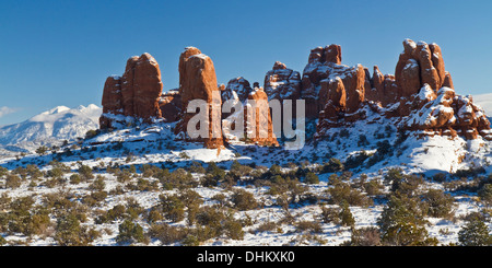 Eine schneebedeckte Hügel der roten Felsen Flossen auf dem primitiven Rundweg im Abschnitt Windows der Arches-Nationalpark in Utah Stockfoto