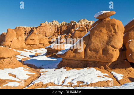 Eine schneebedeckte Skipiste geformt "Goblin" Hoodoo im Goblin Valley State Park, Utah Stockfoto