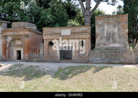 Blick von Gräbern auf Straße Via Delle Tombe, Porta Nocera, Pompeji-Italien. Stockfoto