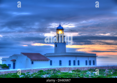 Menorca-Sonnenuntergang in Faro weit de Caballeria Leuchtturm am Balearen es Mercadal Stockfoto