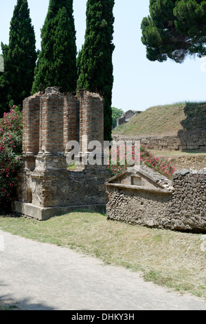 Blick auf das Tetrapylon Grab auf Straße Via Delle Tombe, Porta Nocera, Pompeji-Italien. Stockfoto