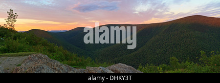 Die letzten Strahlen der Sonne treffen die Ridgeline auf Mount Greylock, gesehen von Stony Ridge im Nordwesten Massachusetts (Panorama) Stockfoto