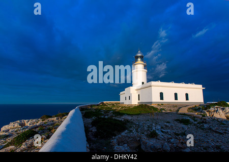 Menorca-Sonnenuntergang in Faro weit de Caballeria Leuchtturm am Balearen es Mercadal Stockfoto