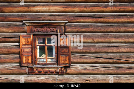 Fenster im alten Holzhaus Stockfoto