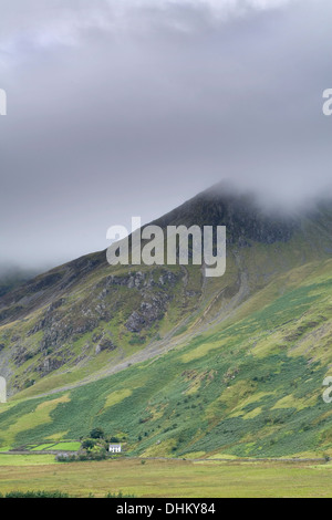 Rhonddatal Farm, Nant Ffrancon, Bethesda ist gegen Foel Goch in den Schatten gestellt Stockfoto