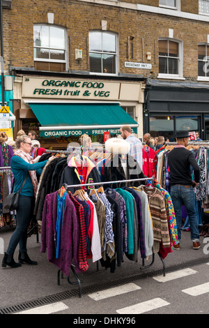 Kleidung zum Verkauf in Broadway Market, East London Stockfoto