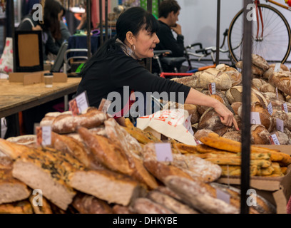 Brot-Verkäufer in Broadway Market, East London Stockfoto