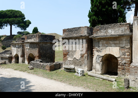 Verschiedenen Gräber auf Straße Via Delle Tombe, Porta Nocera, Pompeji-Italien gefunden. Stockfoto