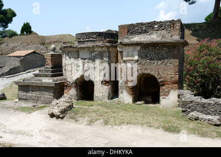 Verschiedenen Gräber auf Straße Via Delle Tombe, Porta Nocera, Pompeji-Italien gefunden. Stockfoto