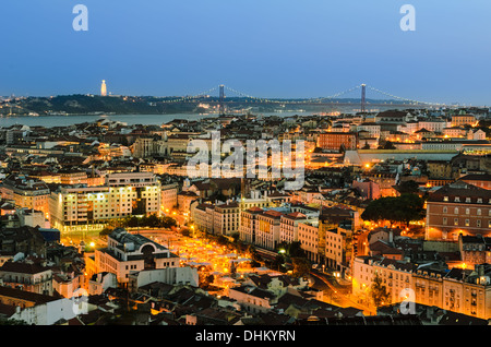 Ein Blick auf die Alfama Innenstadt und der Brücke 25 de Abril in Lissabon, Portugal Stockfoto