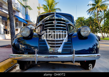 Eines der Oldtimer Parken immer am Ocean Drive South Beach, Miami. Stockfoto