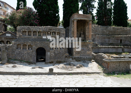 Blick auf verschiedene Gräber auf Straße Via Delle Tombe, Porta Nocera, Pompeji-Italien. Zentrum befindet sich das Grab eines Richters; Links ist Grab o Stockfoto