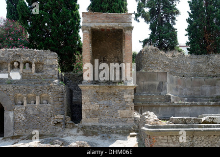 Blick auf verschiedene Gräber auf Straße Via Delle Tombe, Porta Nocera, Pompeji-Italien. Zentrum befindet sich das Grab eines Richters; Links ist Grab o Stockfoto